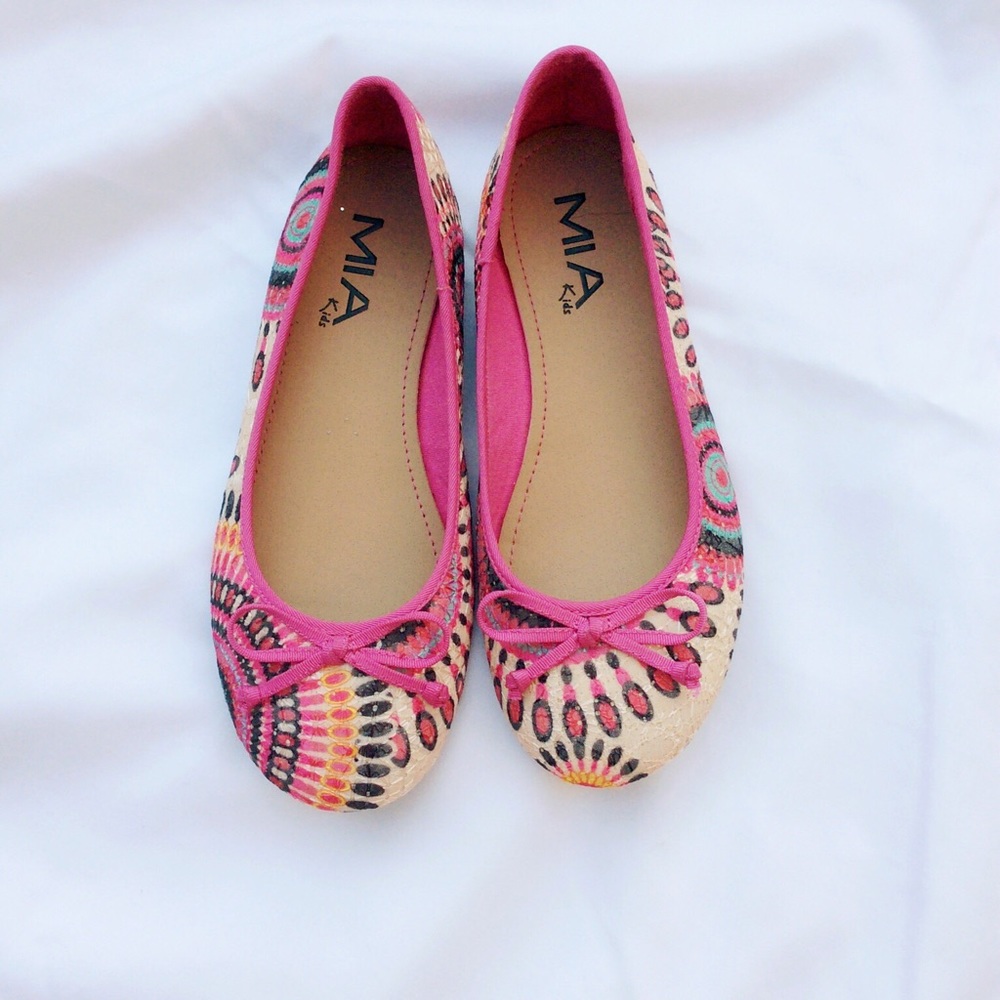 Brand new Mia kids shoes💛