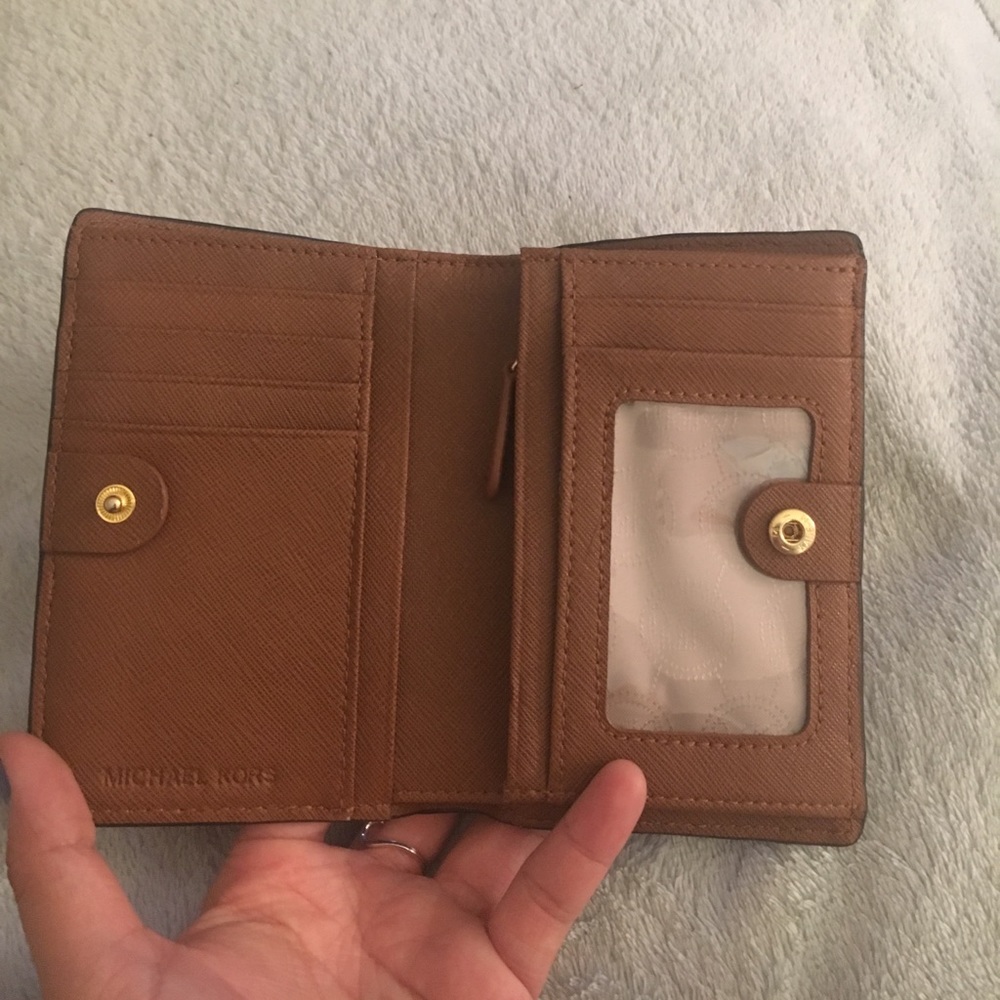 NWOT Michael Kors Wallet👛 - Picture 2 of 2