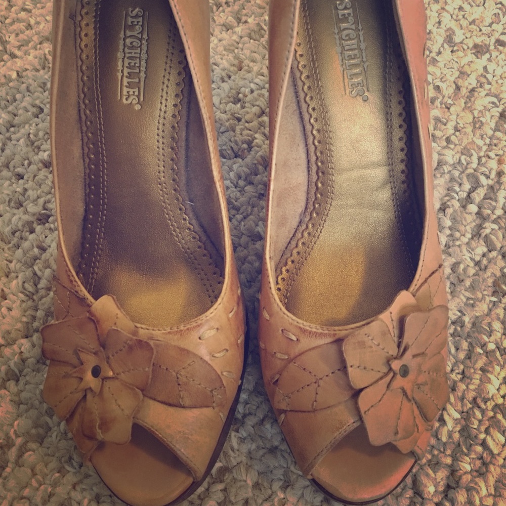 Seychelles tan leather pumps