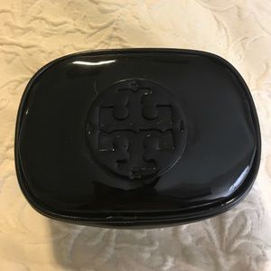 TORY BURCH LOGO PATENT LEATHER COSMETIC POUCH