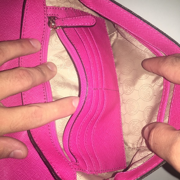 Authentic Michael Kors Fulton handbag. - Picture 2 of 5