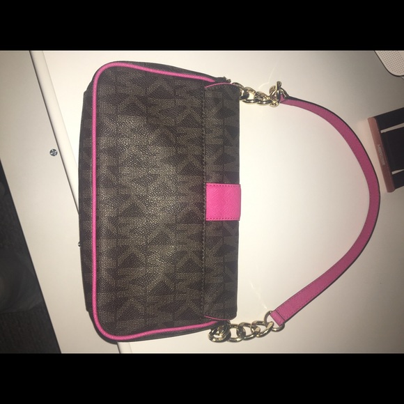 Authentic Michael Kors Fulton handbag. - Picture 3 of 5