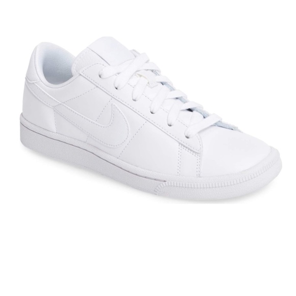 le scarpe nike di scarpe da ginnastica poshmark tennis classic le scarpe nike di scarpe da ginnastica poshmark tennis classic