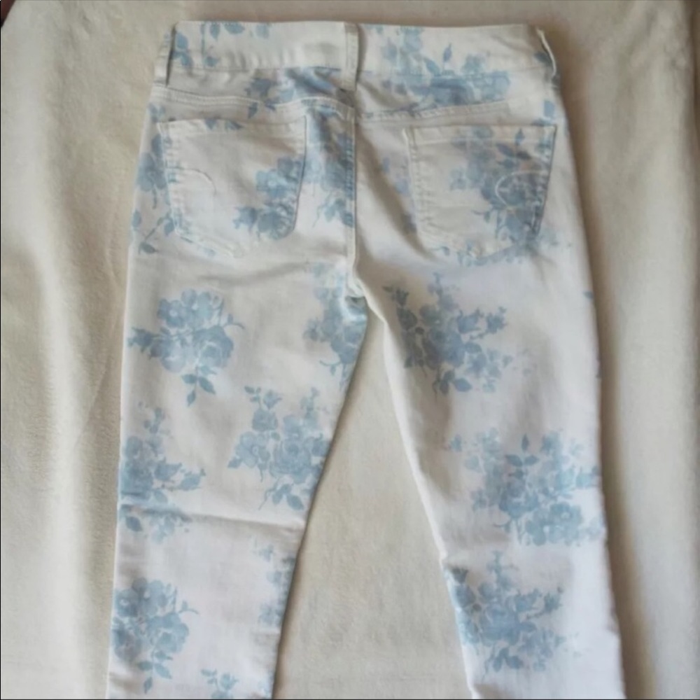 American Eagle Light Blue And White Floral jeans