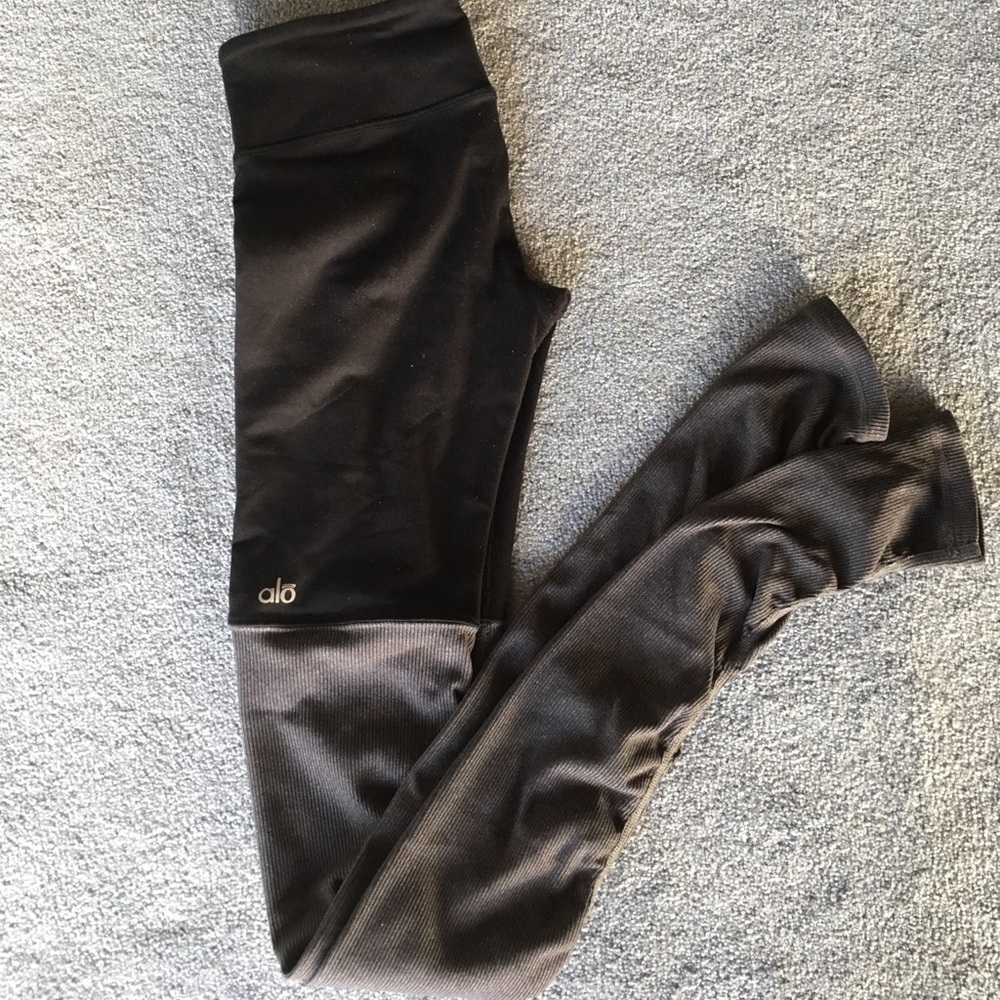 Size small ALO Yoga Goddess Legging black/grey