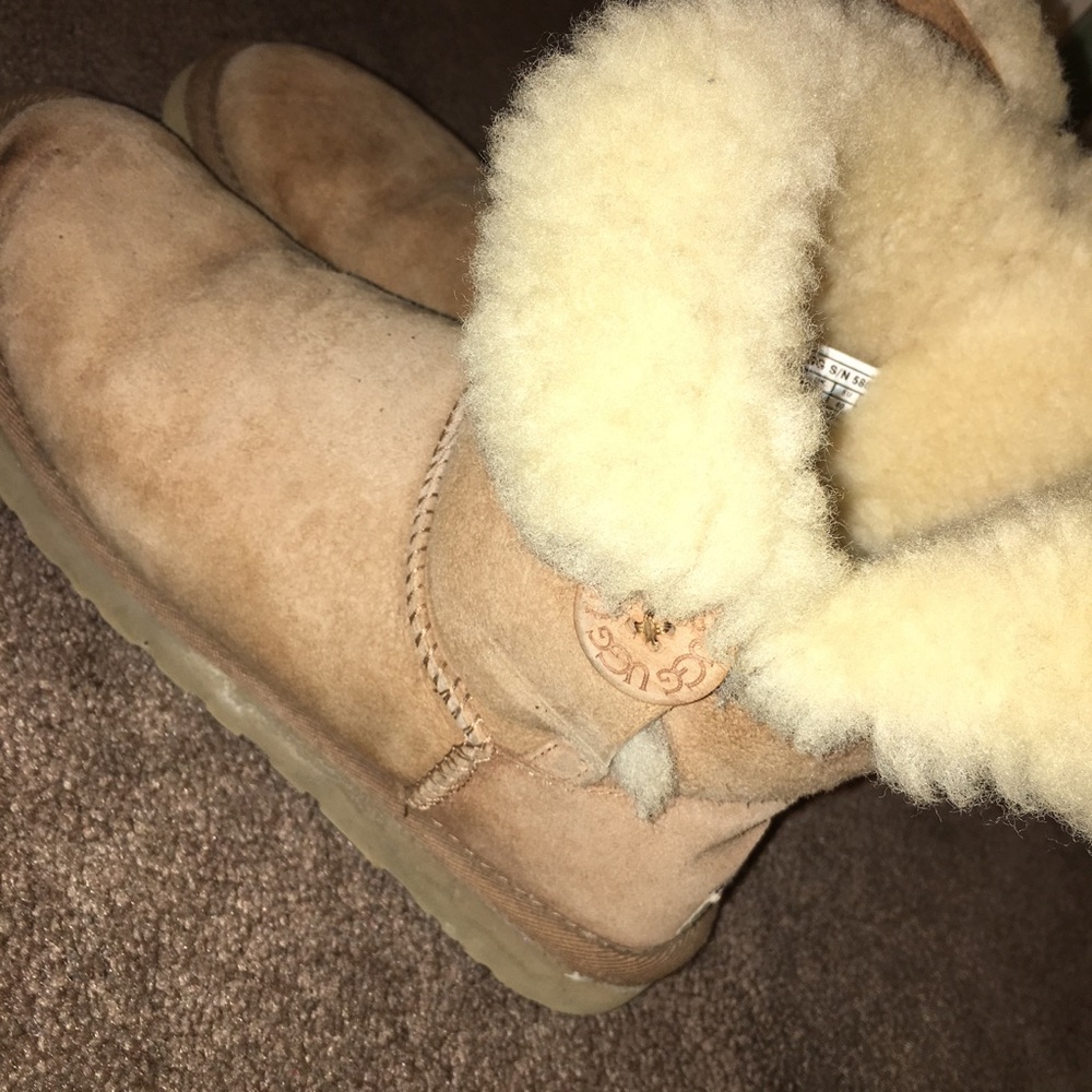 Bailey Button Uggs size 9