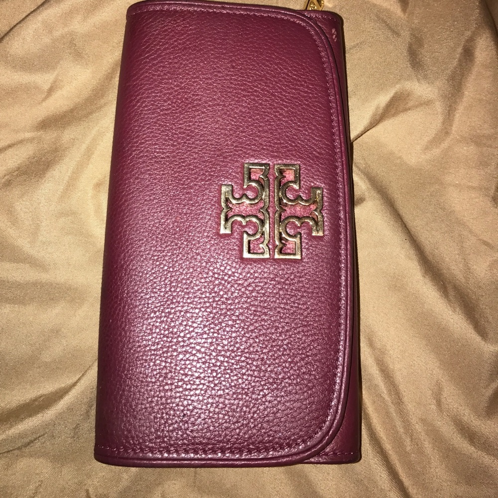 Tory Burch Zipper wallet Maroon and gold stylish