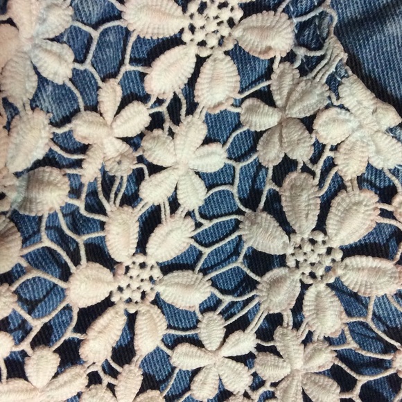 Adorable Roxy lace shorts - Picture 3 of 4