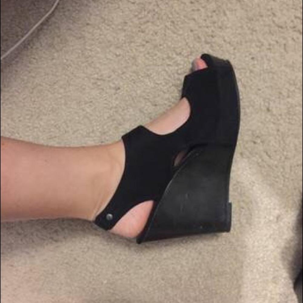 Vera Wang Wedges