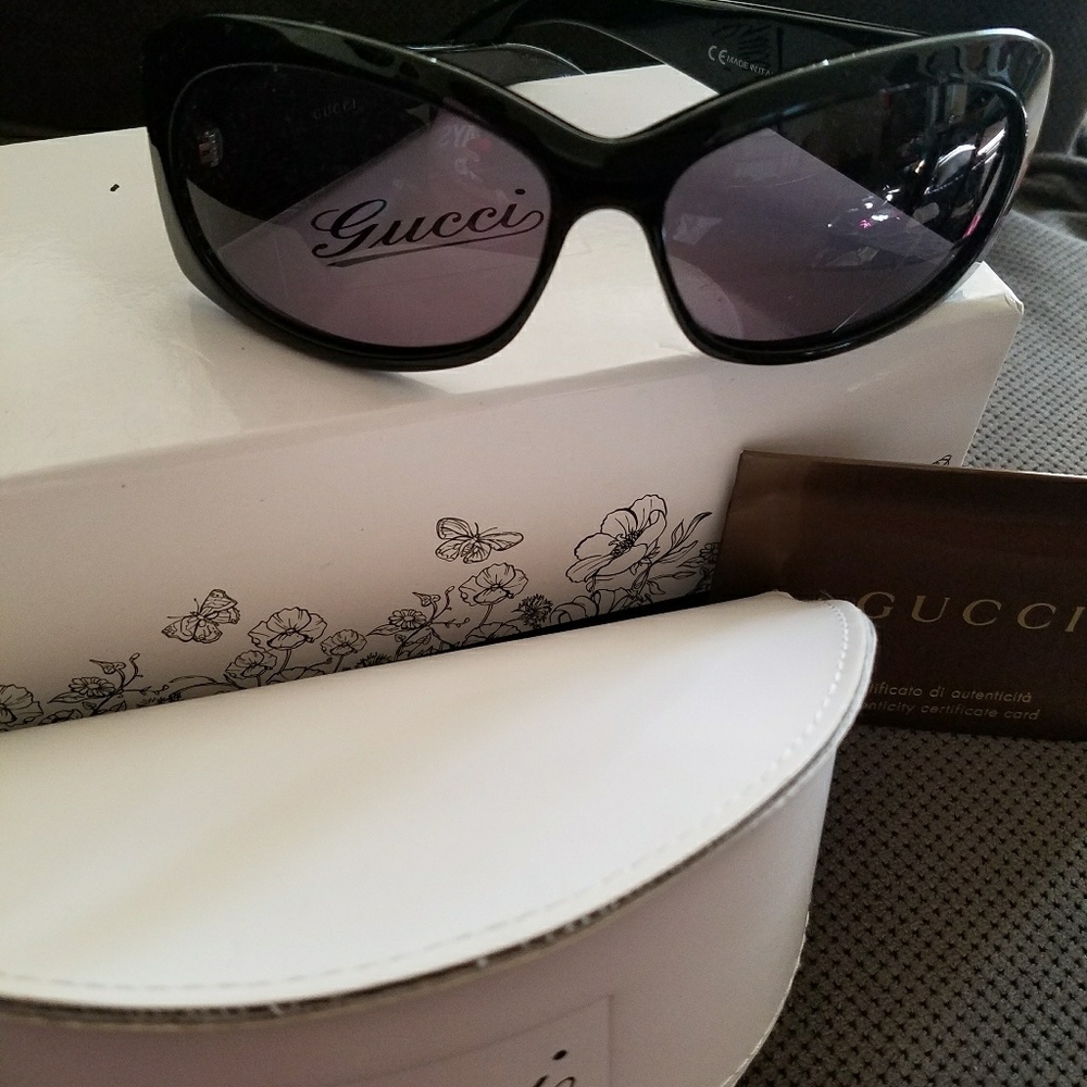 Gucci Sunglasses temples are Blk/White Gold Gucci