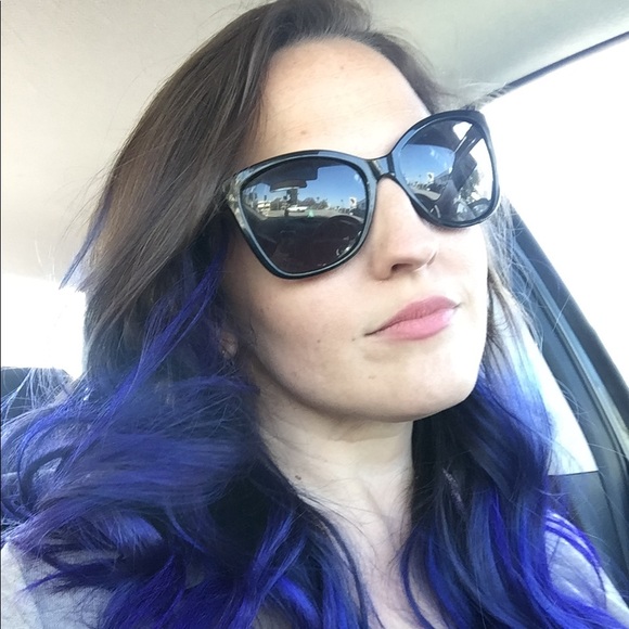 Meet your Posher, Cassidy - Picture 2 of 4