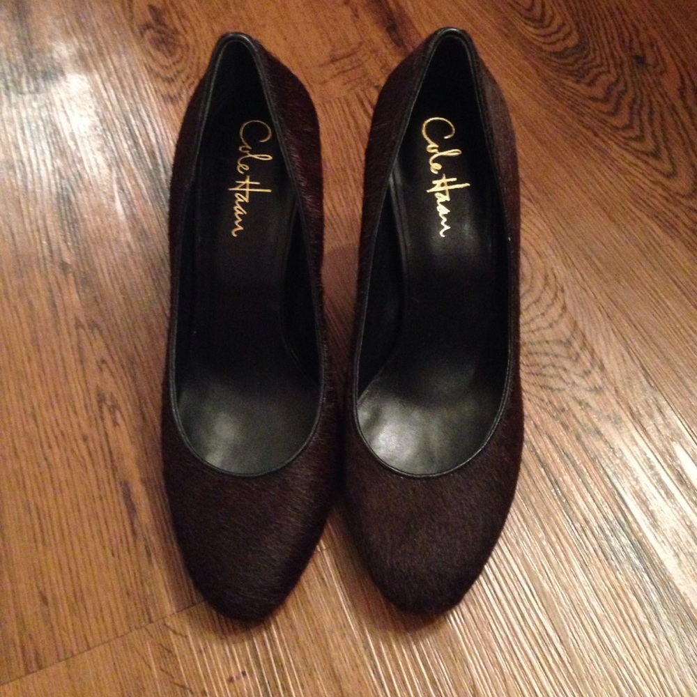 Chocolate fur pumps