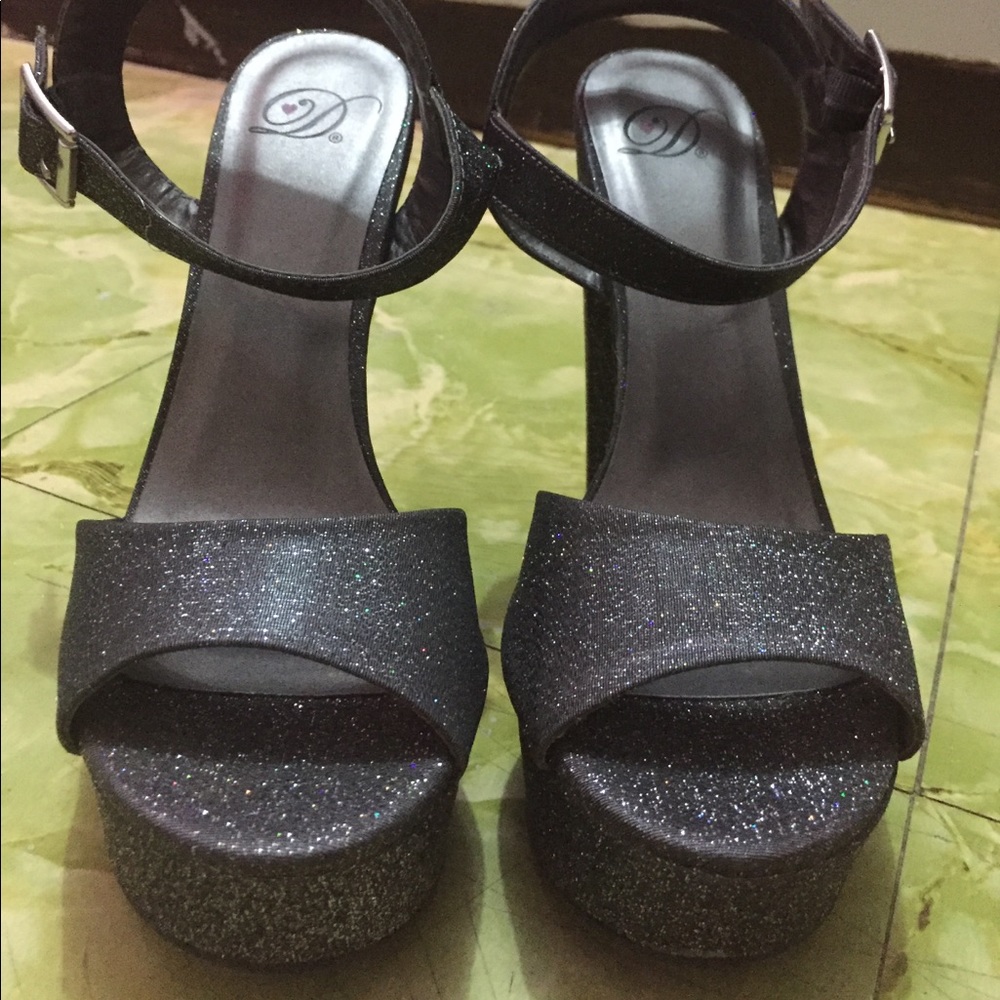 Heels - Picture 2 of 4