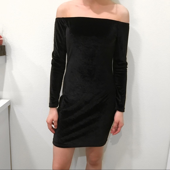 Black off the shoulder velvet bodycon dress - Picture 1 of 2