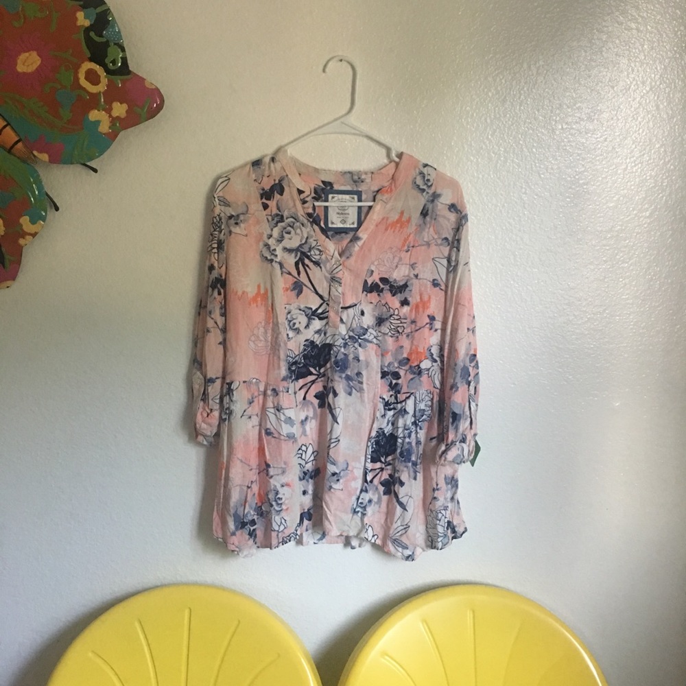 Button up wavy flower top