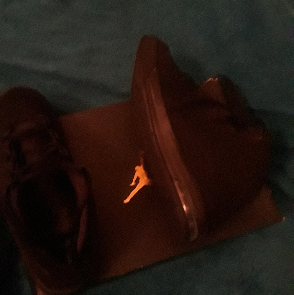 Am Selling a pair of Jordan's