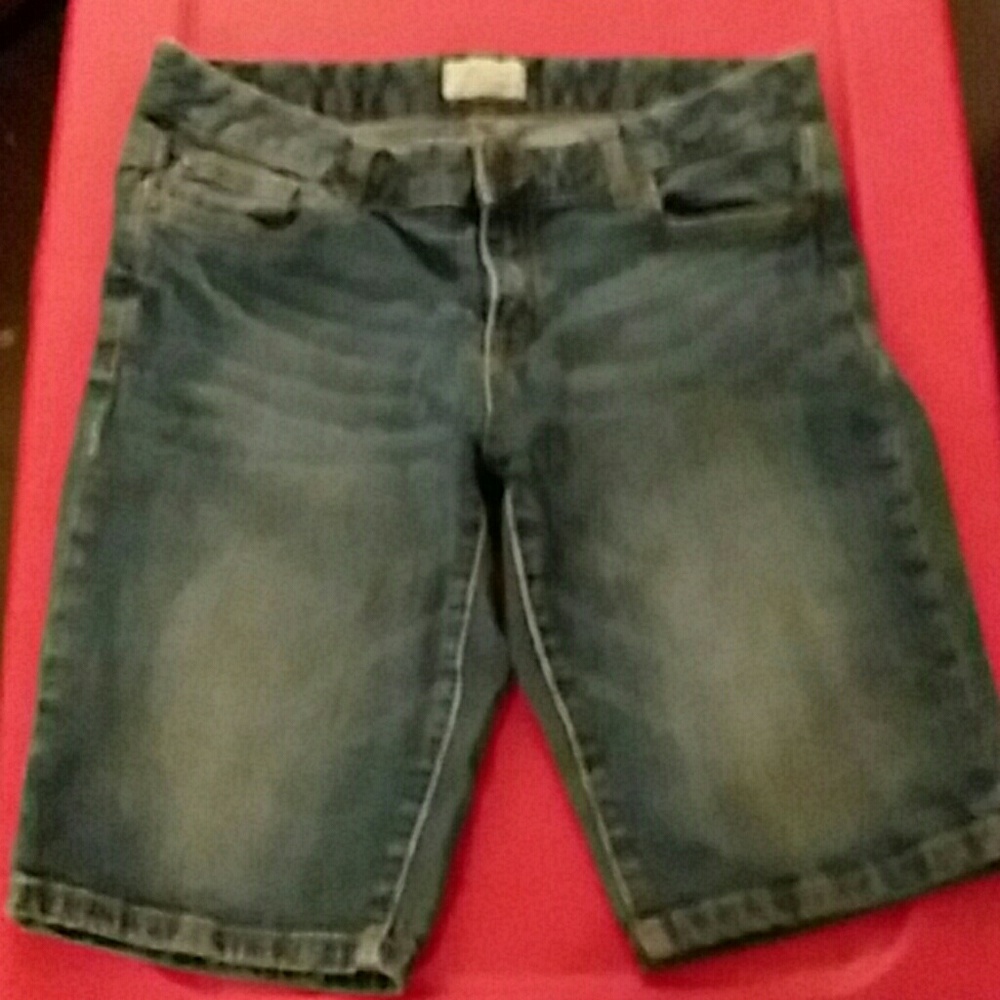JUNIORS DENIM BERMUDA SHORTS SIZE 9/10