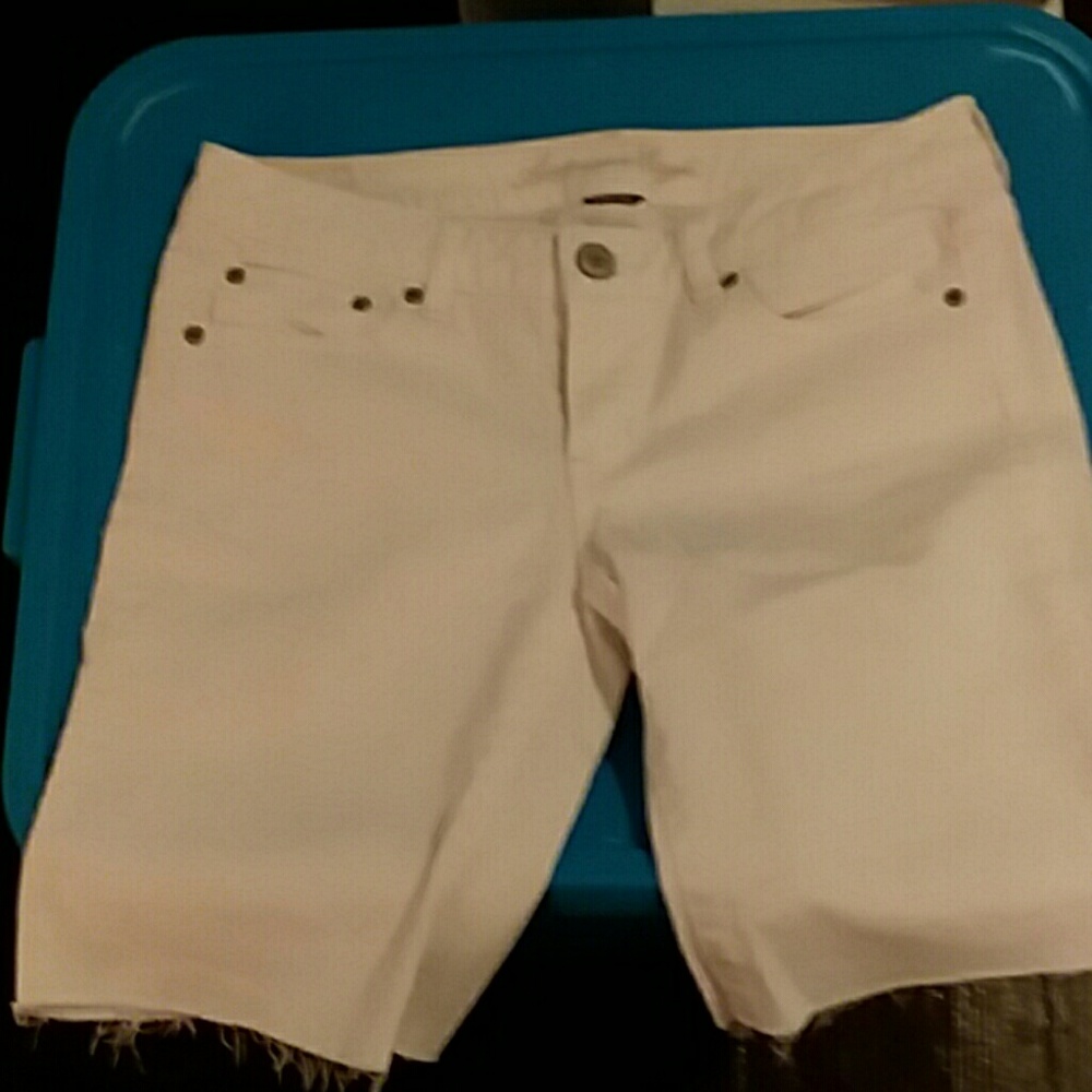 JUNIORS AEO WHITE DENIM SHORTS SIZE 6