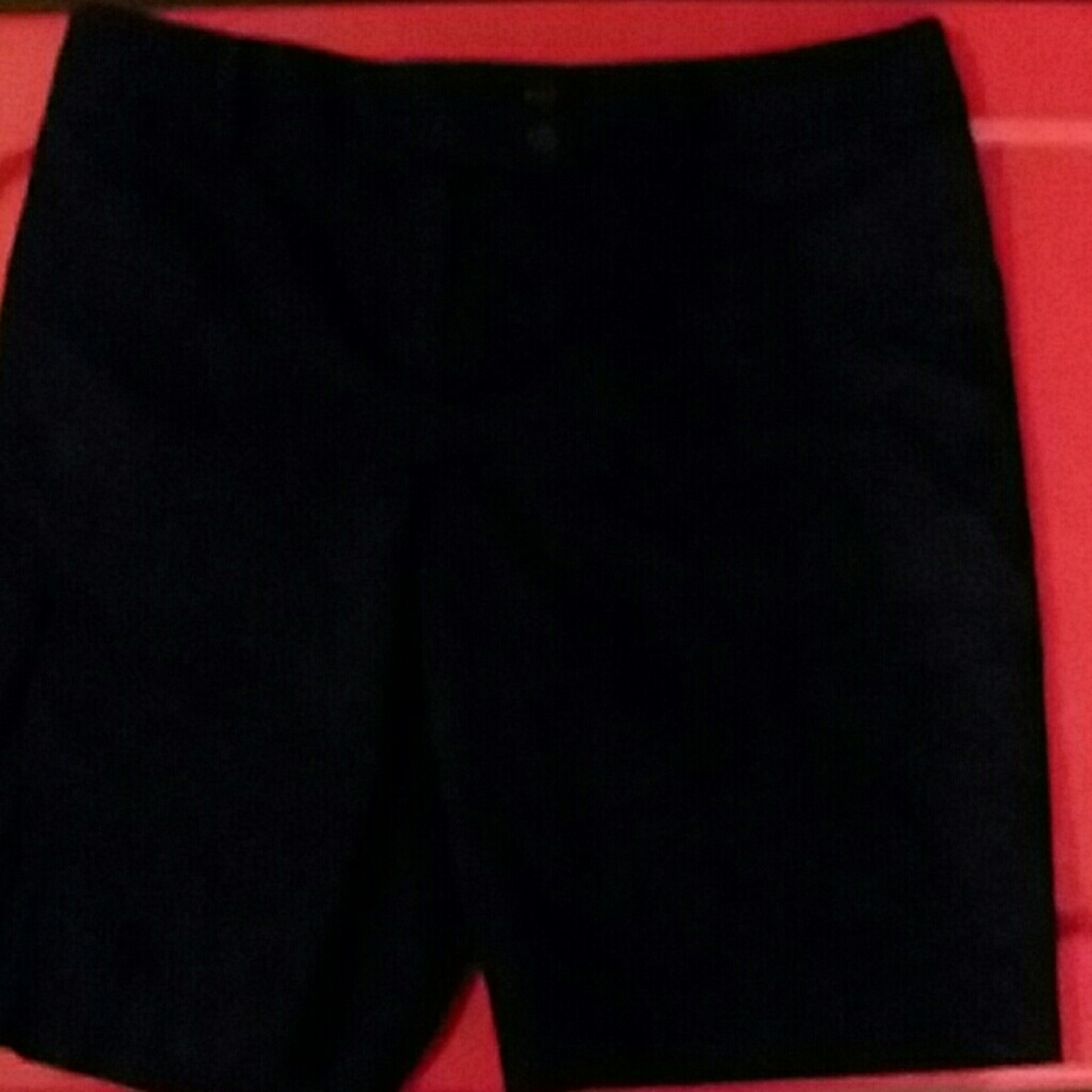 LADIES BLACK BERMUDA SHORTS SIZE 10P