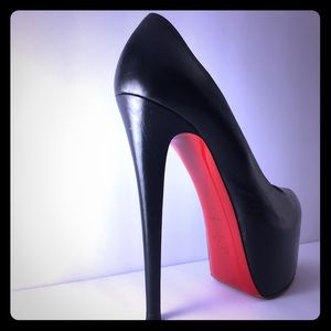 Platform black Christian Louboutin pump!