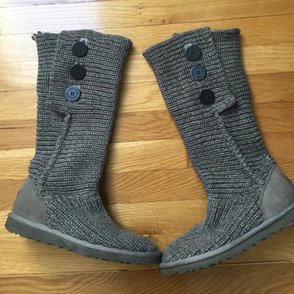 Authentic UGG talk knitted button - Size 8