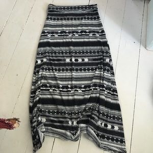 Mossimo black and white print maxi skirt. Size M