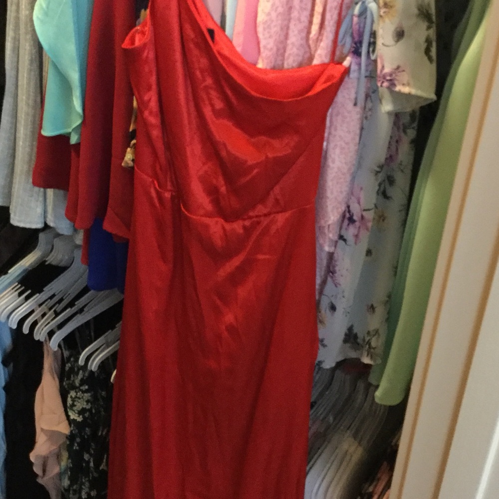 New Lulu’s size small red high slit maxi gown - Picture 2 of 2