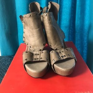 Used 5|48 grey wedged sandals size 40/10