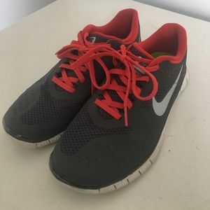 Gray and red Nike free 4.0