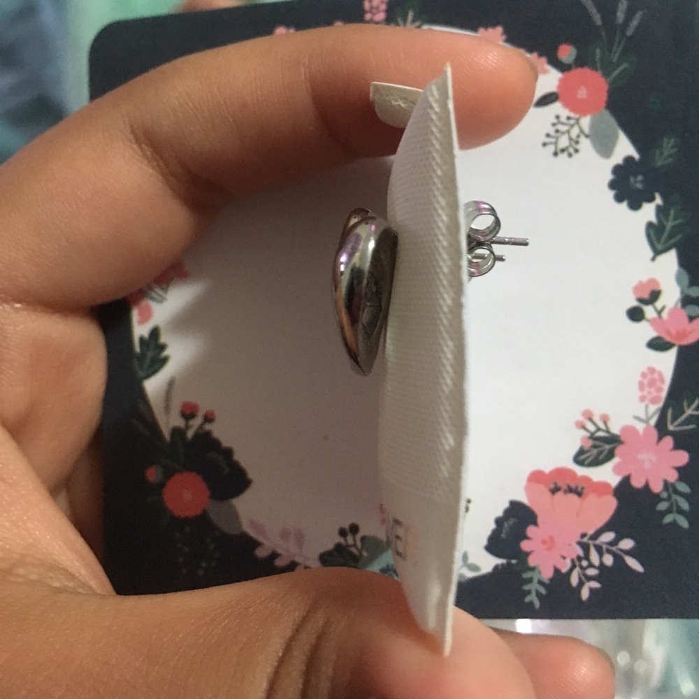 Heart studs - Picture 3 of 3