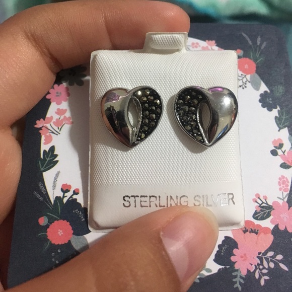 Jewelry - Heart studs