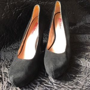 Betsey Johnson black suede platform heels size 8.5