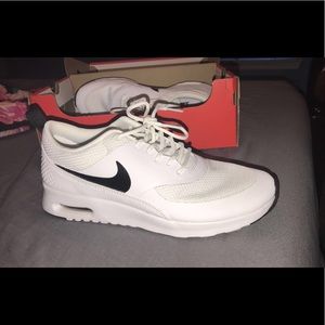 Size 7.5 White Air Max Thea