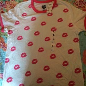 Modern lux tee with pink lips