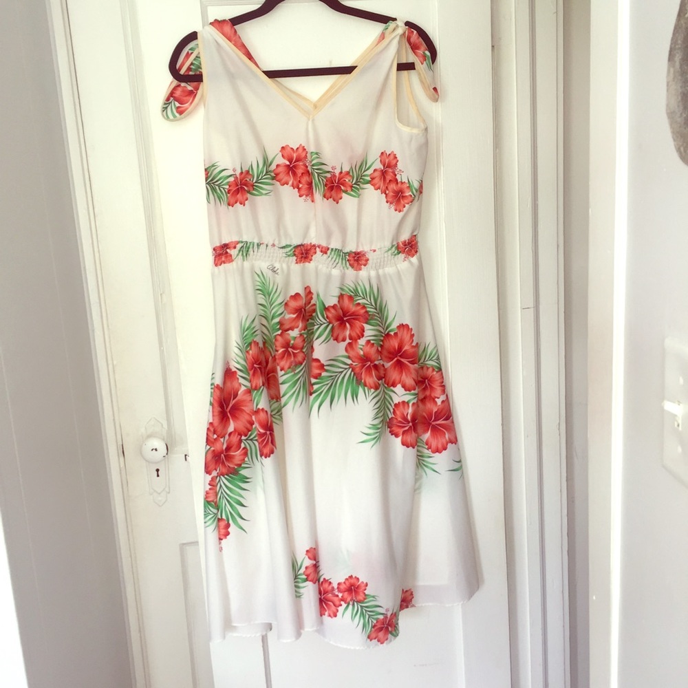 Vintage Hawaiian Hibiscus Dress