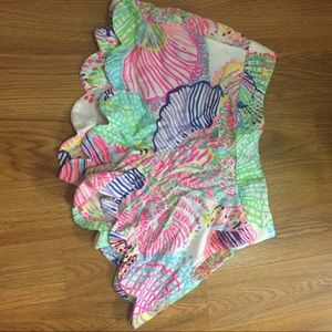 Size M Stretchy Scalloped Lilly Pulitzer Shorts