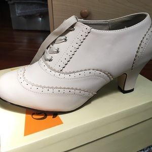 Vintage style bootie heals