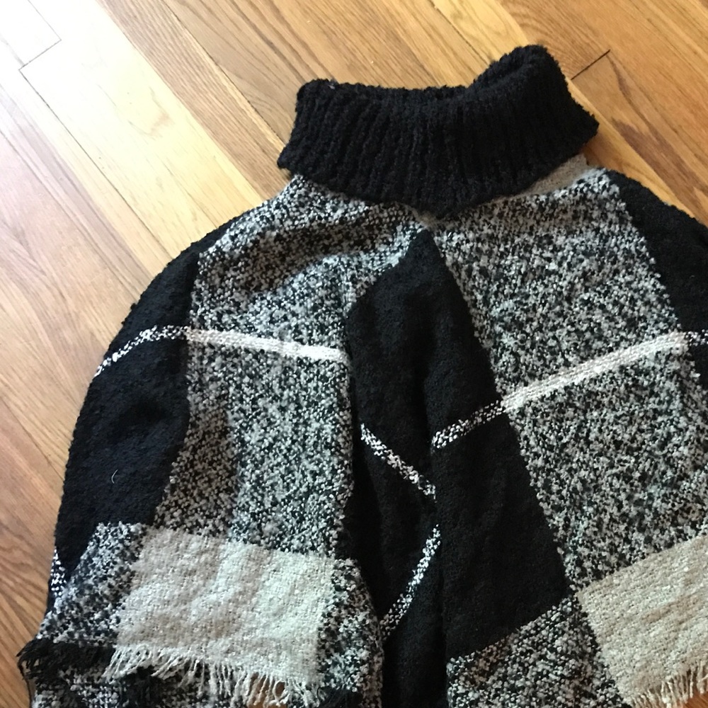 Poncho Black and white 100% acrylic sweater