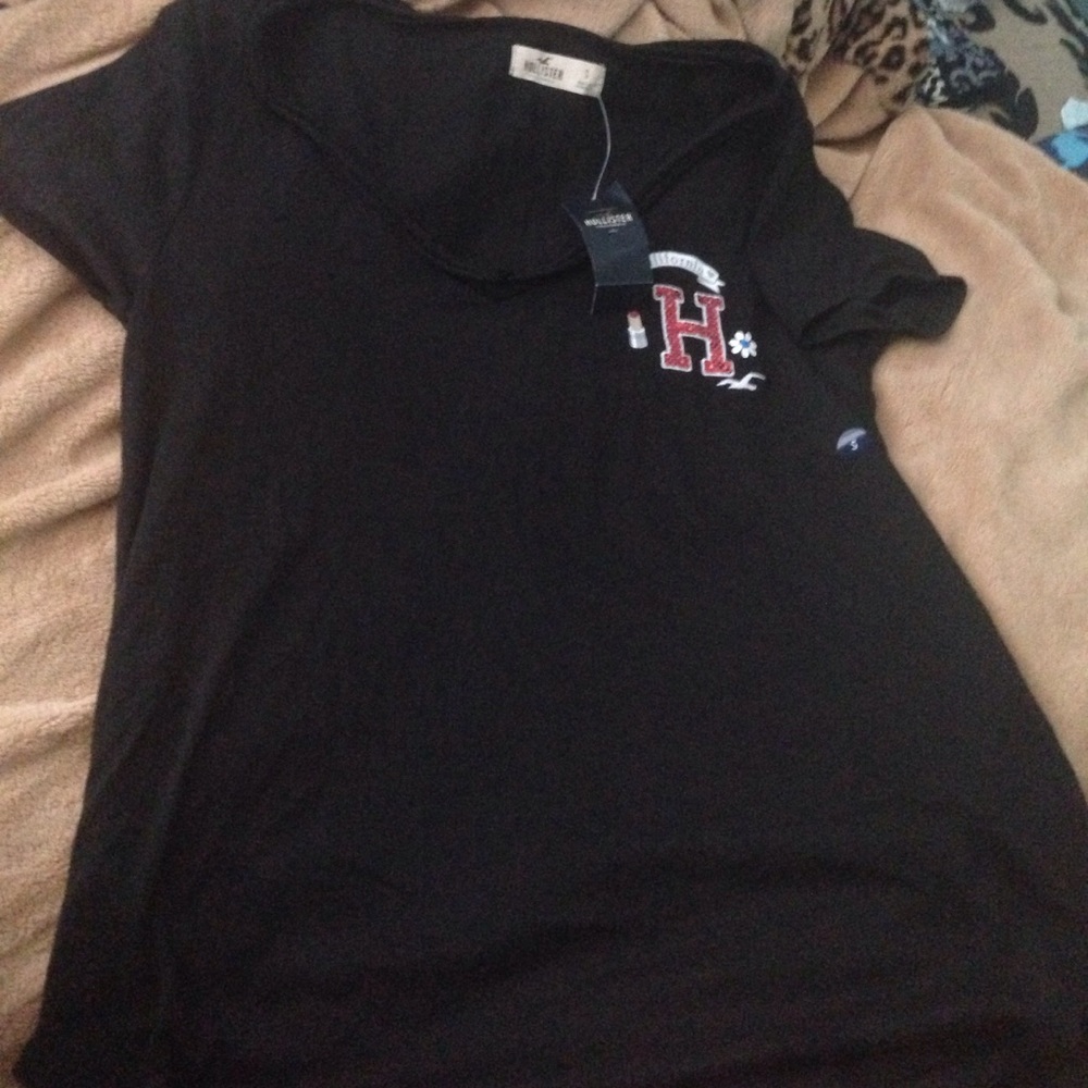 Hollister Tee with a "H" Decal.