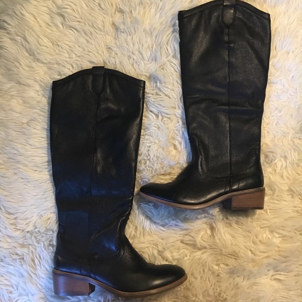 Knew high leather boots