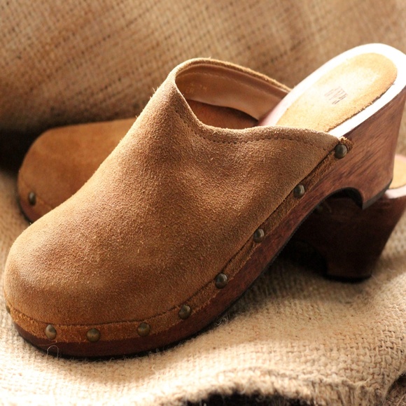 GAP Shoes - Tan VINTAGE GAP CLOGS - 7M