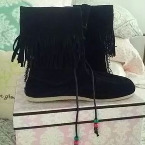 Fringe boot