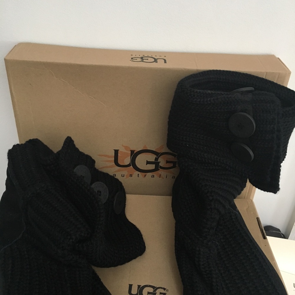 NWOT Size 9 black knitted/ sweater UGG in box.