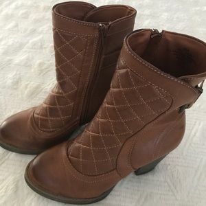 Brown quilted booties...size 6