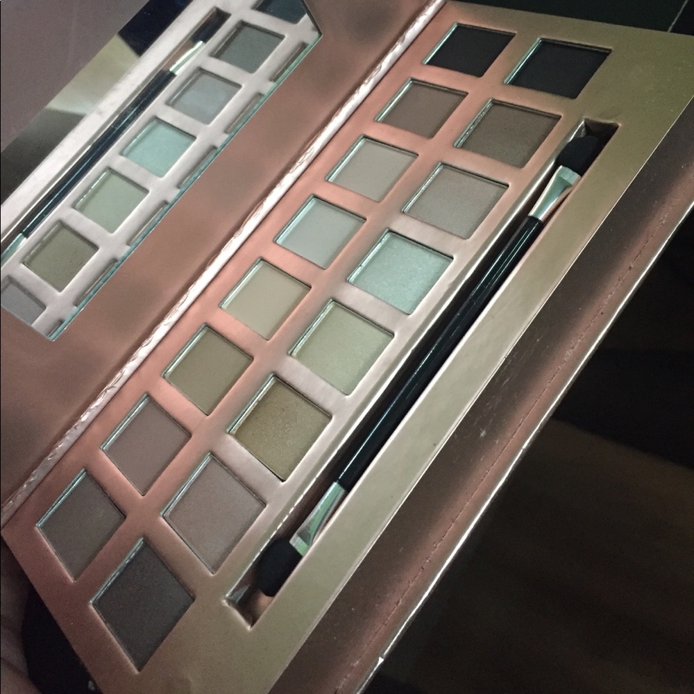 Never used nudes eyeshadow kit 💕