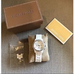 Pre-Owned Michael Kors Ceramic White Watch