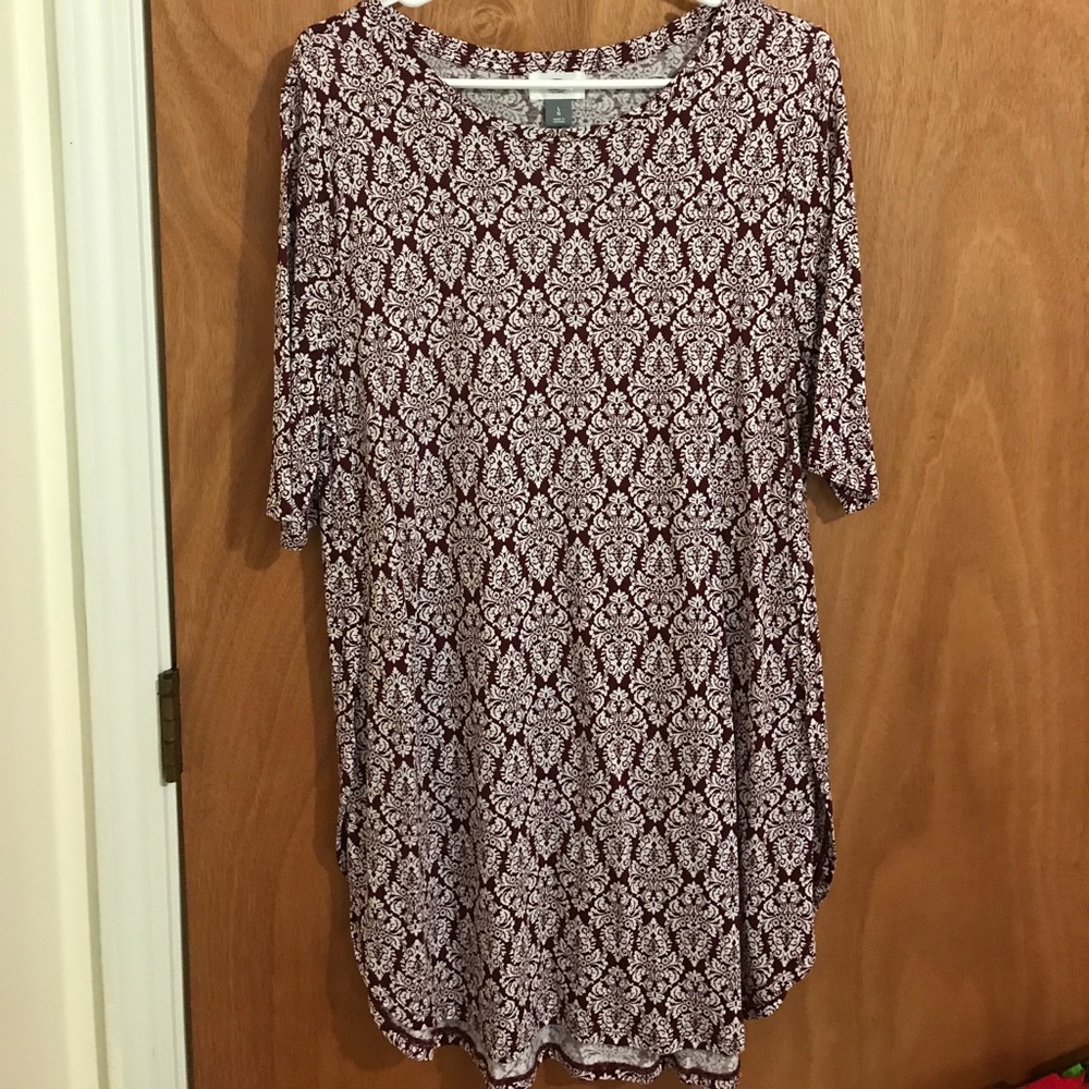 Maroon and white Old Navy tunic