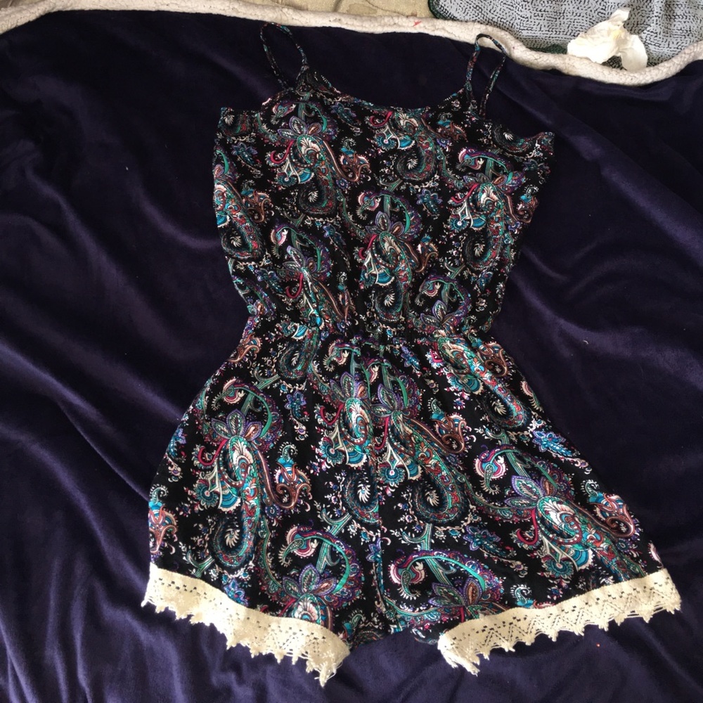 A really pretty 😻laced bottom romper