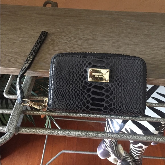 Michael Kors Handbags - Micheal Kors wristlet