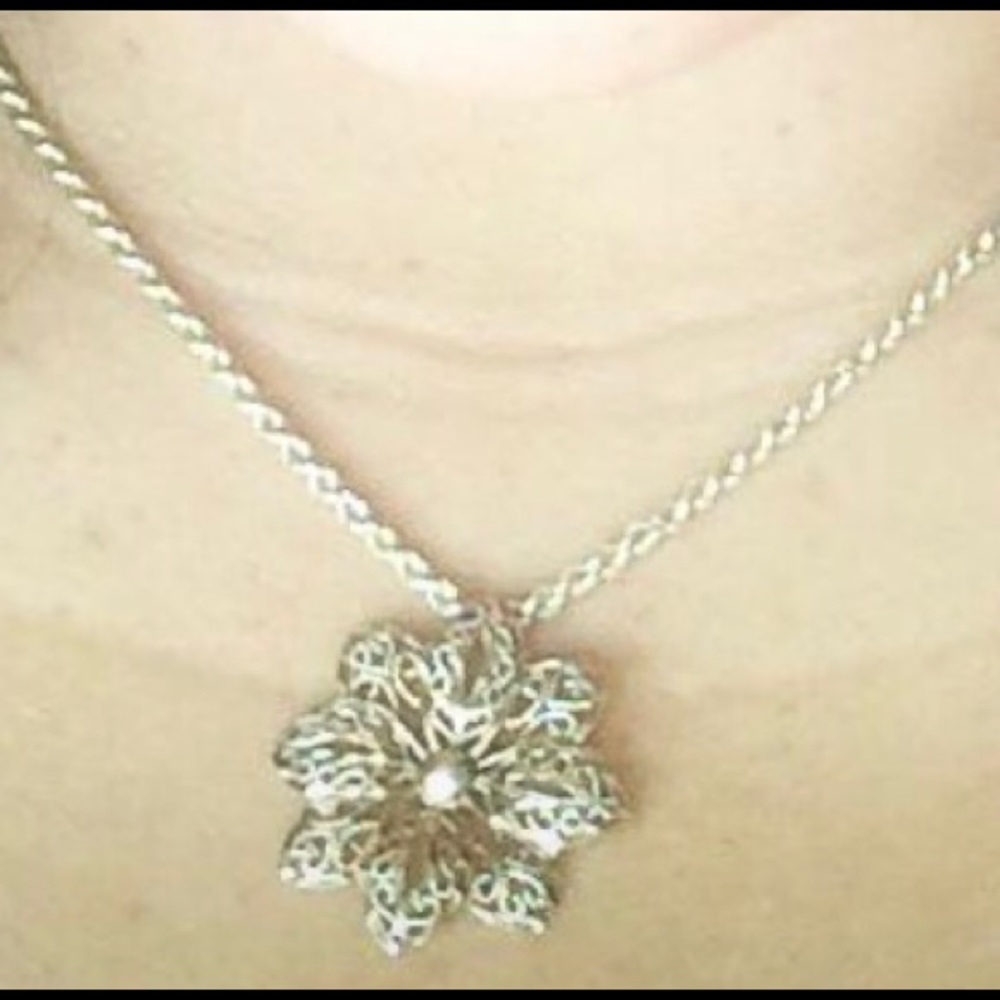 Not selling! Looking for flower pendant